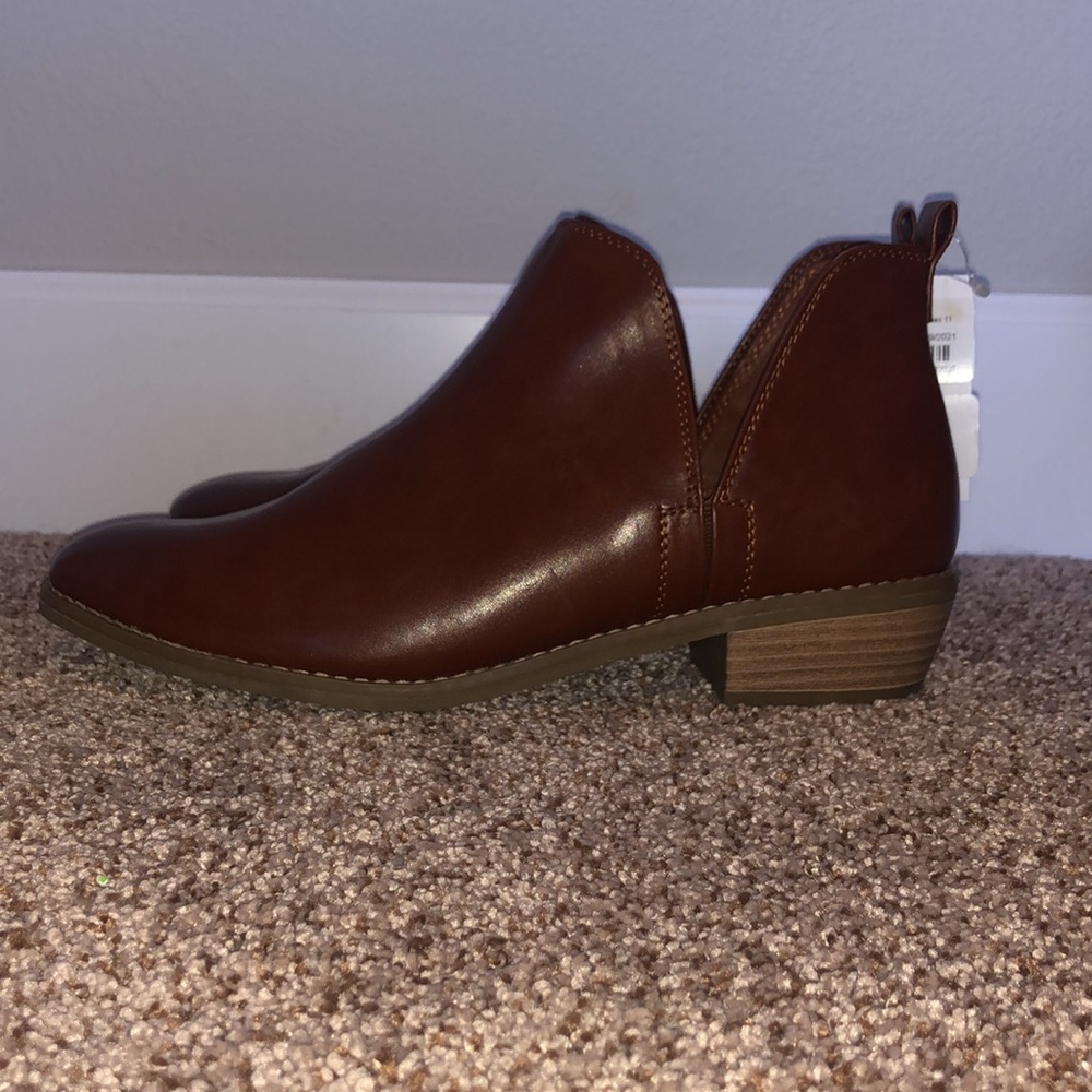 Universal Thread Brown Booties - Picture 2 of 4